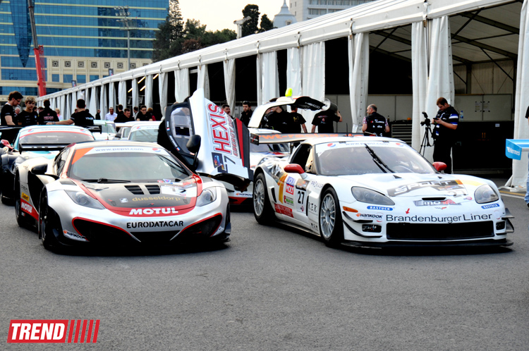 В Баку стартовал парад гоночных машин, участвующих в City Challenge (Фото)